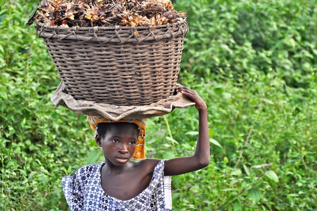 Photo young woman carrying plants in wicker basket