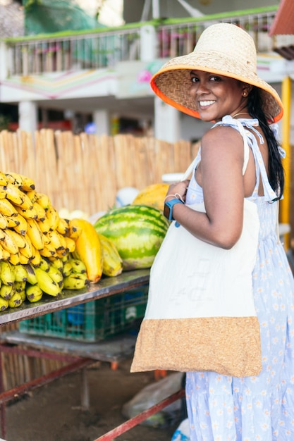Молодая женщина с устойчивой тканевой многоразовой сумкой для продуктов