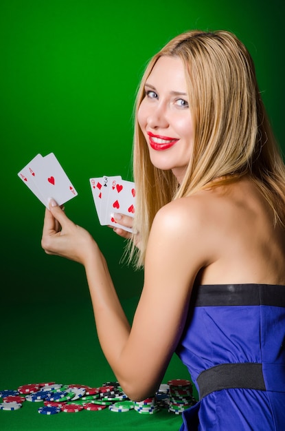 카지노 도박 개념에 젊은 여자