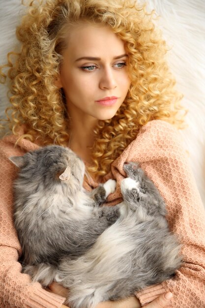 Foto giovane donna e gatto nel primo piano della stanza