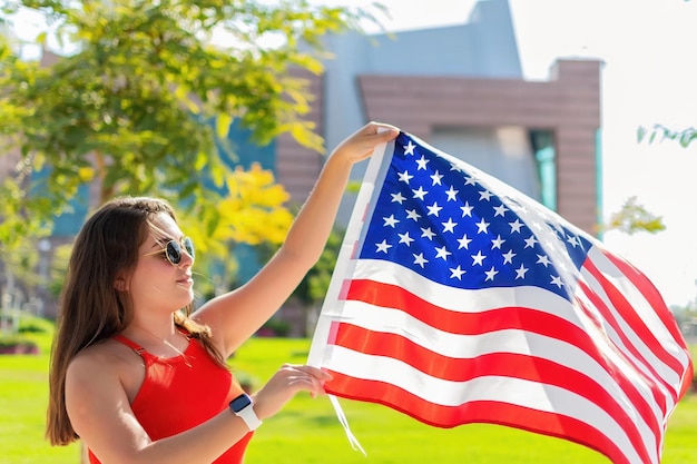 7월 4일 헌법과 애국자의 날에 미국 독립 기념일을 기념하는 젊은 여성