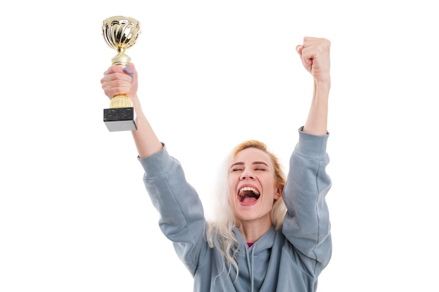 Foto una giovane donna festeggia la vittoria del concorso con una coppa d'oro su sfondo bianco