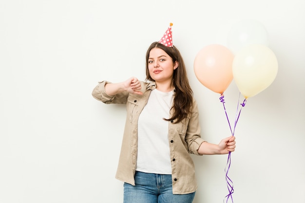 La giovane donna che celebra un compleanno si sente orgogliosa e sicura di sé