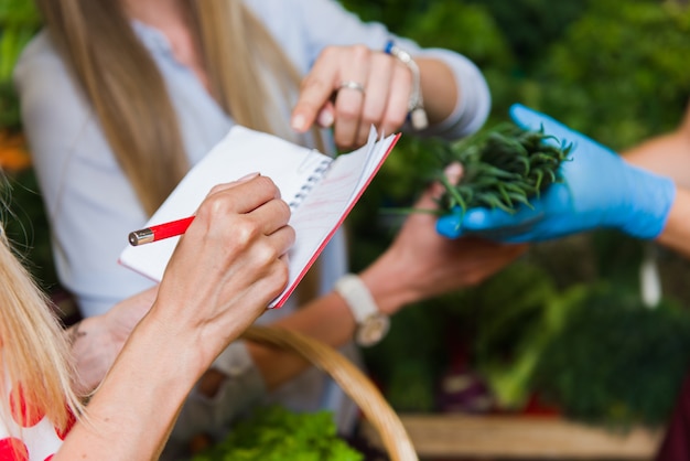 Giovane donna che controlla la lista degli acquisti