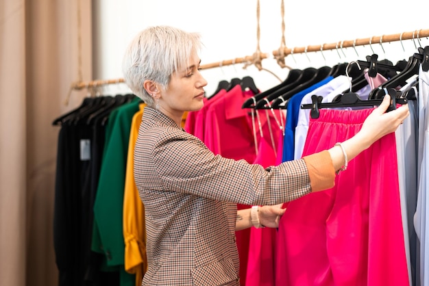 店で服を選ぶ若い女性