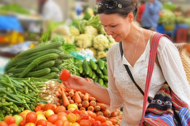 野菜を選ぶ若い女性