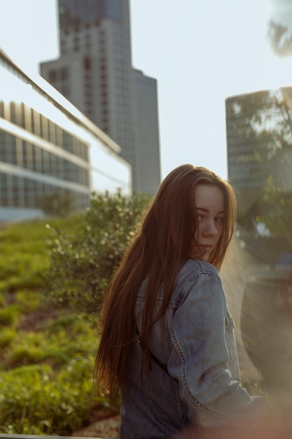 Foto giovane donna in città