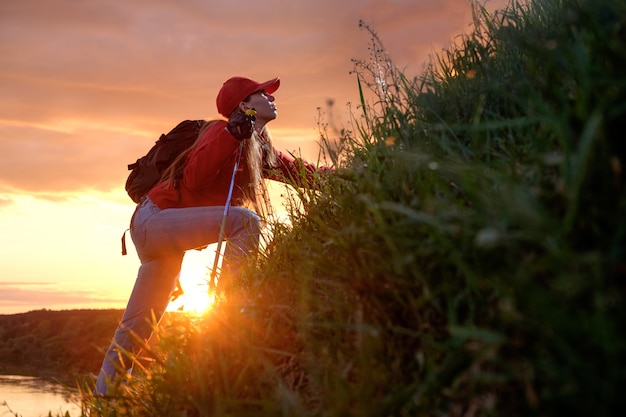 Photo young woman climbing over hills