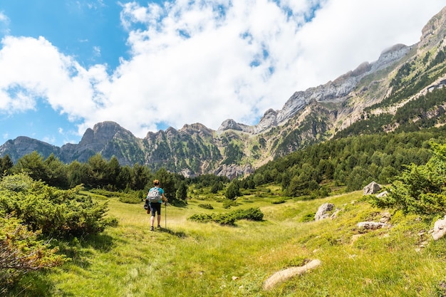 Piedrafita 아치 Alto Gallego Huesca Aragon까지 산을 오르는 젊은 여성