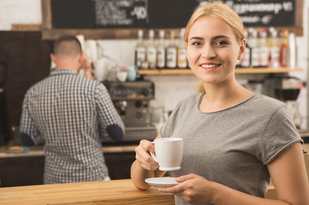 コーヒーショップで若い女性