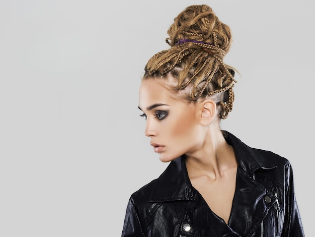 Photo young woman in coho jacketbraids hairdo