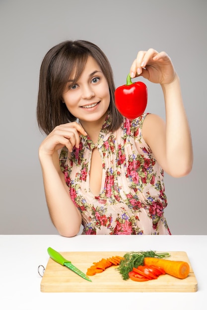 Giovane donna che cucina in cucina cibo sano insalata di verdure dieta concetto stile di vita sano preparare il cibo