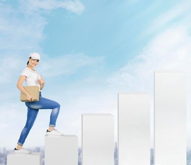 Молодая женщина-курьер поднимается по карьерной лестнице на фоне голубого неба
