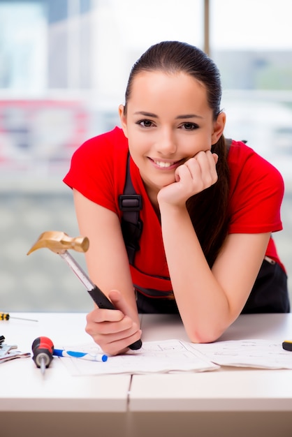 Foto giovane donna in tute facendo riparazioni