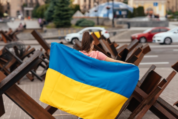우크라이나 국기로 덮인 젊은 여성