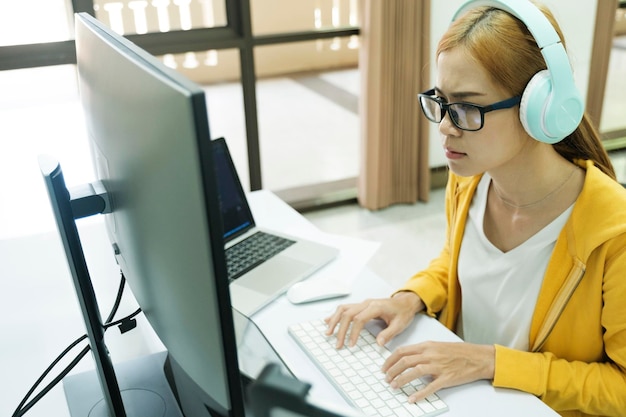 Photo young woman covering her face with both hands with the stress of work