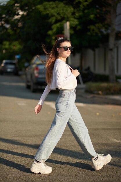 道路を横断する若い女性