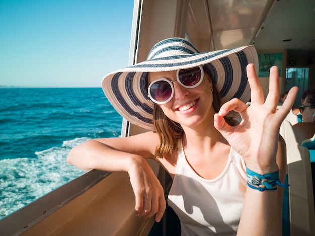 Giovane donna in crociera sul mare, in vacanza