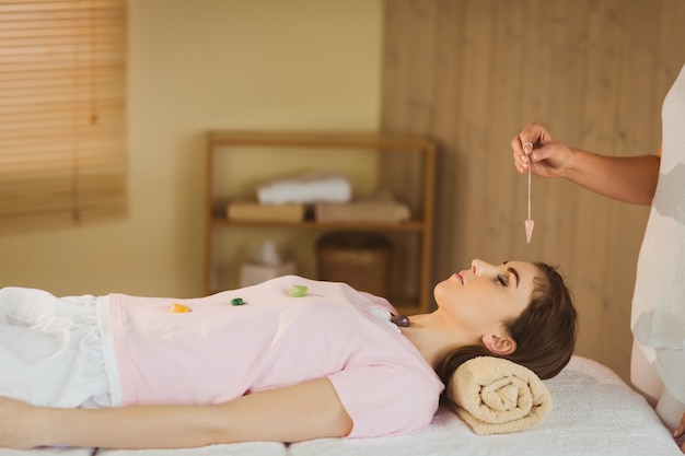 Photo young woman at crystal healing session