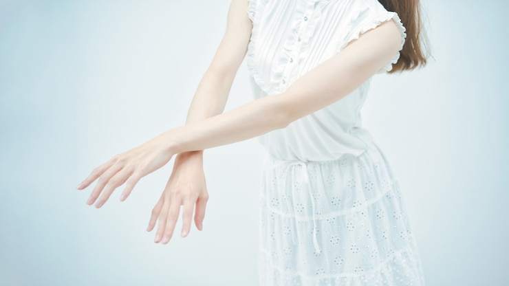 Photo 우아하게 춤추는 젊은 여성, 얼굴 없는 구성 및 흰색 배경