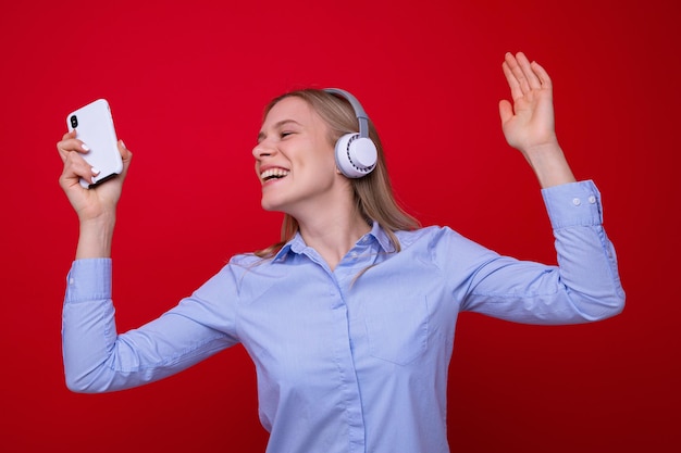 彼女の携帯電話から音楽に合わせて踊る若い女性