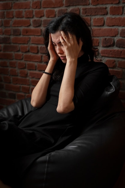 Photo young woman dealing with anxiety