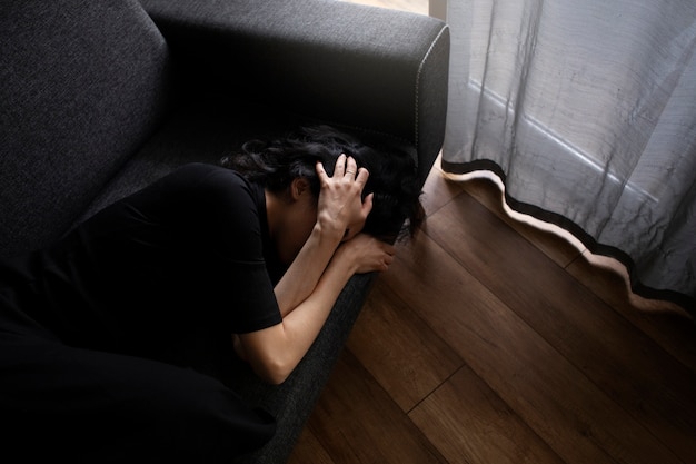 Photo young woman dealing with anxiety