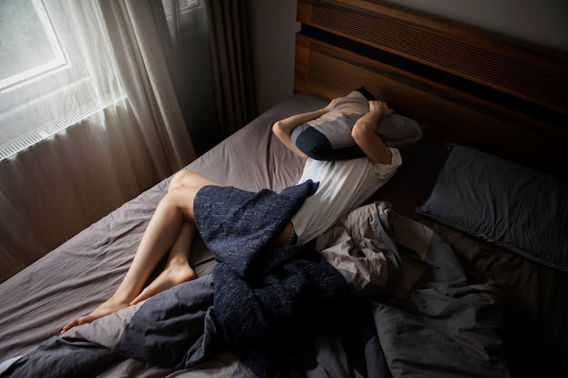 Photo young woman dealing with anxiety