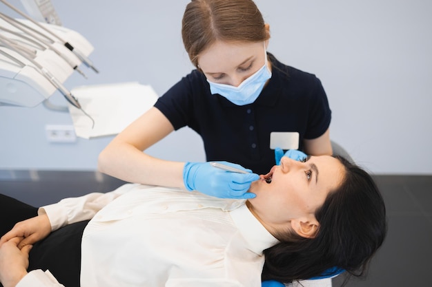 Giovane donna su appuntamento dal dentista prevenzione dei problemi dentali