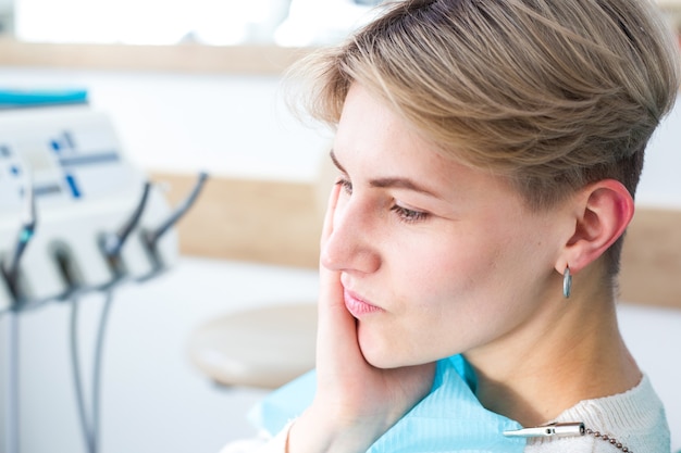 Foto giovane donna alla consultazione del dentista. controllo e cure odontoiatriche in una clinica odontoiatrica. igiene orale e trattamento.