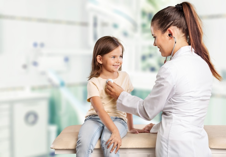 Photo young woman doctor with little girl  in a hospital
