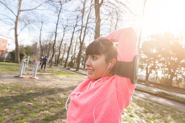 写真 腕と肩のストレッチ体操を行う若い女性。