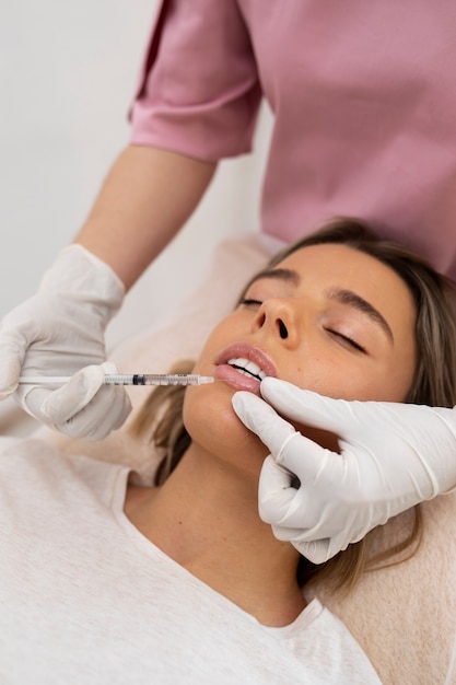 Photo young woman doing lip filler close up