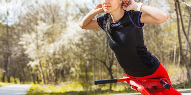 Photo young woman doing outdoors excercises