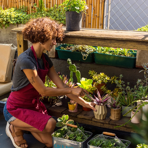 Фото Молодая женщина занимается садоводством дома