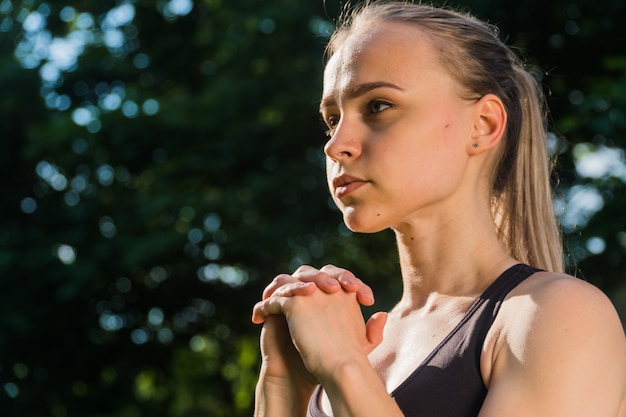 写真 公園でスポーツを行う若い女性