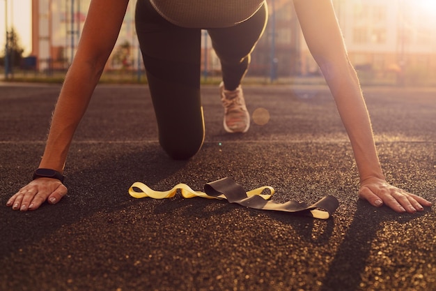 屋外でスポーツをしている若い女性