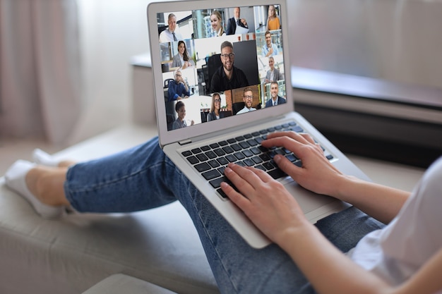 Giovane donna che fa videoconferenza con il medico sul computer portatile. coronavirus.