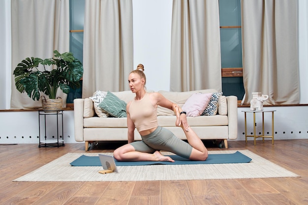 写真 自宅の部屋でヨガの練習をしている若い女性