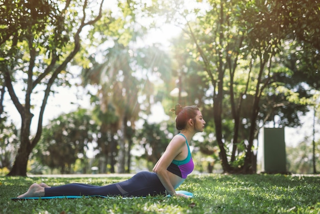 Foto giovane donna che fa yoga nella sosta di mattina