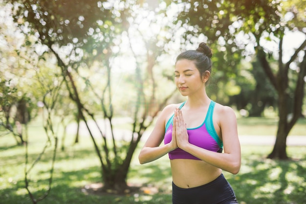 Foto giovane donna che fa yoga nella sosta di mattina