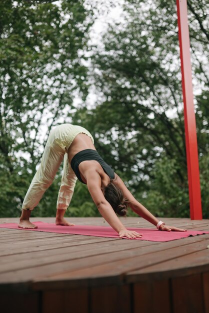 Foto una giovane donna che fa yoga nel cortile