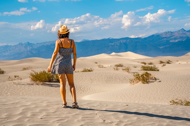 カリフォルニア州デスバレーの砂漠に身を包んだ若い女性。アメリカ