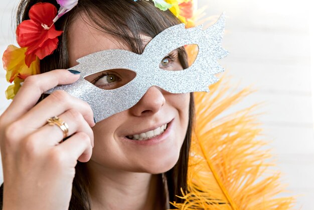 Foto giovane donna vestita in costume da festa di carnevale