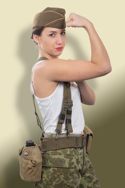 사진 ww2 미국의 군복을 입은 젊은 여성이 그녀의 팔뚝을 보여