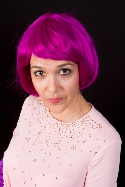 Photo young woman dressed in shiny outfit and purple wig