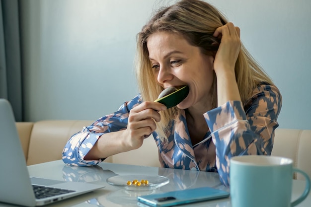 写真 家でコーヒーを飲んでいる若い女性