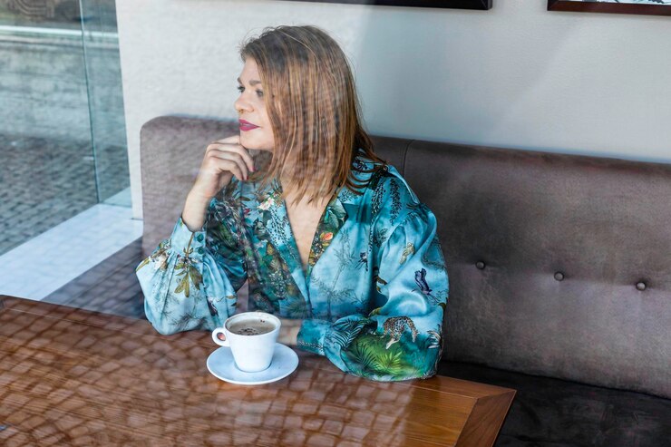 Photo young woman drinking coffee cup on table