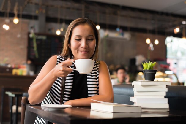 Photo young woman drinking coffee in restaurant