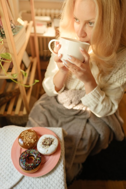 Photo young woman drinking coffee